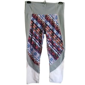 ATHLETA Gray Nomad Salutation Mesh Abstract Print Capri Leggings Size M